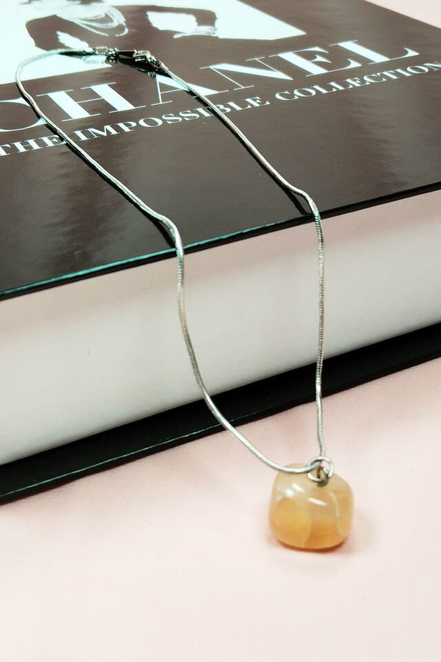 Kalsit Doğal Taşı Zincirli El Yapımı Kolye Uç: 1,5 cm Zincir: 20 cm Kutulu