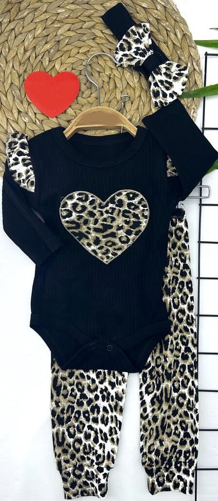 3-6-9-12 Ay Leopar Kalp Desenli Uzun Kollu Body Leopar Pantolon Bandanalı 3lü Kız Bebek Takımı